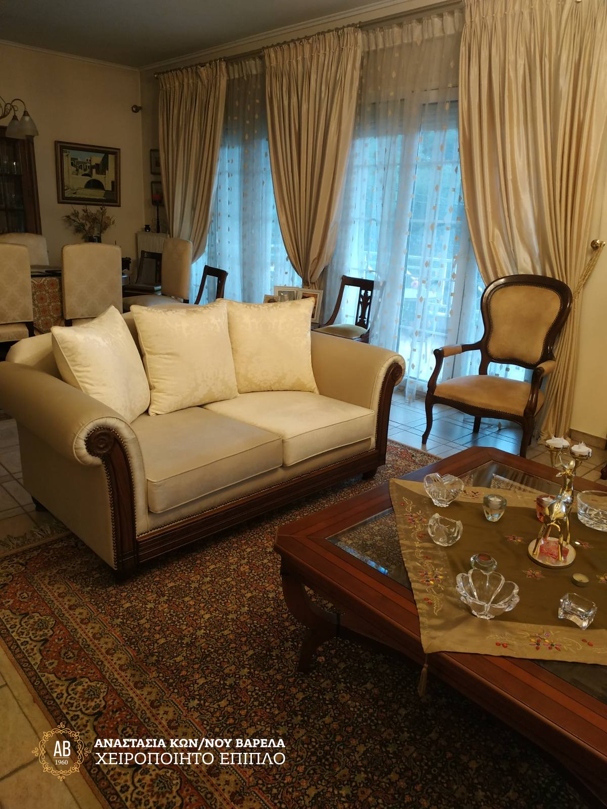 Διθέσιος καναπές Μαργαρίτα με μαξιλάρια στην πλάτη σε εκρού ύφασμα